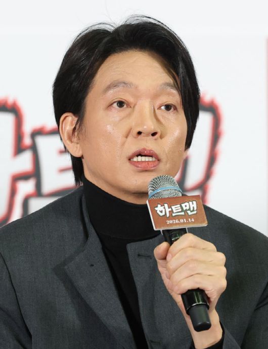 배우 박지환이 8일 서울 송파구 롯데시네마 월드타워점에서 열린 영화 하트맨 언론시사회에 참석해 인사말을 하고 있다.(사진=뉴스1)