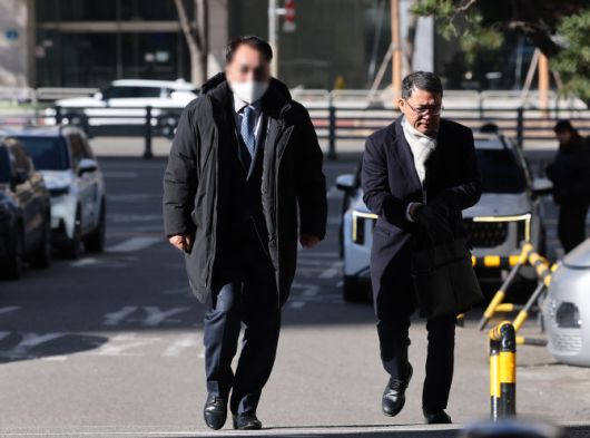 더불어민주당 김병기 의원에게 ‘공천헌금’을 건넸다는 내용의 탄원서를 작성한 전직 동작구의원 A 씨가 8일 경찰 조사를 받기 위해 마포구 서울경찰청 공공범죄수사대에 피의자 신분으로 출석하고 있다. (사진=연합뉴스)