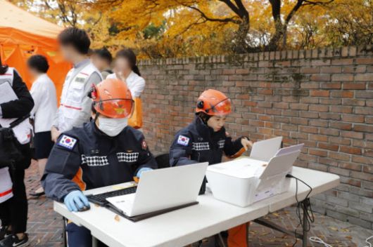 서아람 소방장(오른쪽에서 첫번째)이 현장에서 대응 업무를 수행하고 있다.(사진=소방청)