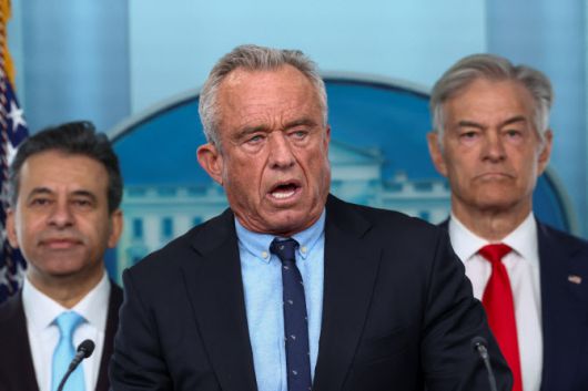 로버트 F. 케네디 주니어 미국 보건복지부 장관이 7일(현지시간) 미국 식품의약국(FDA) 국장 마틴 마카리와 메디케어·메디케이드 서비스센터(CMS) 수장 메흐메트 오즈가 뒤에 선 가운데 백악관 브리핑에서 발언하고 있다. (사진=로이터)