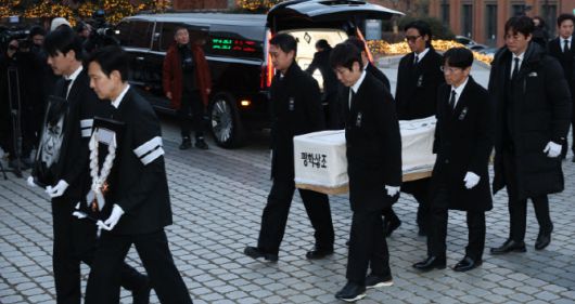 [이데일리 스타in 이영훈 기자] 배우 정우성과 이정재를 비롯한 배우들이 故 안성기의 장례 미사를 위해 9일 오전 서울 중구 명동성당으로 들어서고 있다. 정우성은 고인의 영정을, 이정재는 금관문화훈장을 들고 있다.