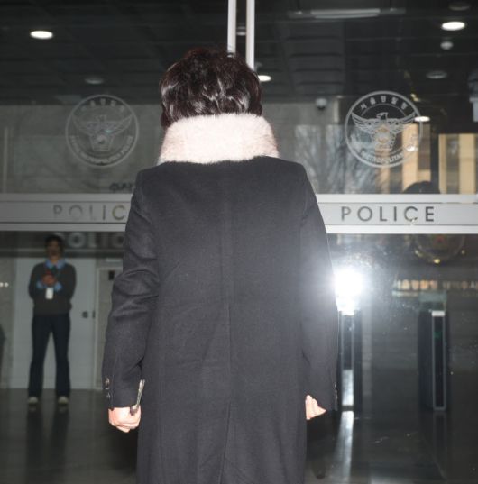 더불어민주당 김병기 의원에게 ‘공천 헌금’을 건넸다는 자백성 탄원서를 작성한 전직 구의원 김모씨가 9일 서울경찰청 마포청사로 출석하고 있다. (사진=연합뉴스)