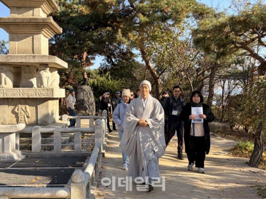 서울관광재단이 운영한 ‘아트인서울’ 프로그램을 통해 길상사를 방문한 외국인 여행객들이 스님과 탑돌이를 하고 있다. (사진=이민하 기자)