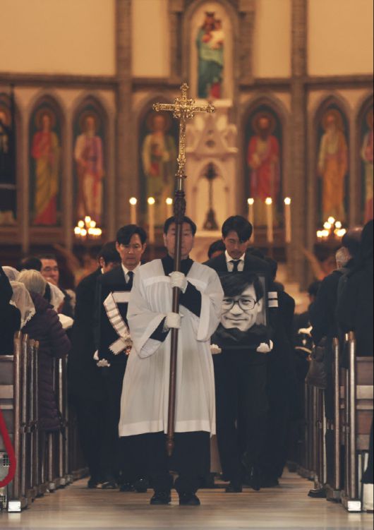 [이데일리 스타in 이영훈 기자] 배우 정우성과 이정재가 9일 오전 서울 중구 명동성당에서 열린 故 안성기의 장례 미사를 마친 뒤 성당을 나서고 있다. 정우성은 고인의 영정을, 이정재는 금관문화훈장을 들고 있다.