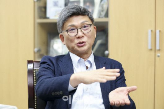 오문성 한양여대 세무회계학과 교수 △1960년 부산 출생 △서강대 경영학 학사 △서울대 대학원 경영학(회계학) 석사 △고려대 대학원 법학(조세법) 박사 및 경영학(회계학) 박사 △성균관대 국정전문대학원 행정학 박사과정 수료 △가톨릭대 상담심리대학원 심리학 석사 △서강대 정보통신대학원 블록체인전공 석사 △공인회계사세무사증권분석사 △한국조세정책학회 회장 △한국납세자연합회 명예회장 △조세심판원 비상임심판관 △기획재정부 세제발전심의위원 △해양수산과학기술진흥원 비상임이사 △한국자산관리공사 기업회생지원위원회 위원장 △전 국세청 국세정보공개심의위원회 위원장 △전 국세청 국세행정개혁위원회 본위원 △전 국세청 국세심사위원 △전 한국도로공사 비상임이사 △전 국회미래연구원 이사 △블록체인 유튜브 오문성의 Pick Show 운영 중. (사진=이영훈 기자)