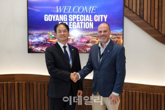 이동환 시장(왼쪽)이 댄 헤이즈 라스베이거스 컨벤션센터 최고운영책임자(COO)와 만나 인사하고 있다.(사진=고양특례시 제공)