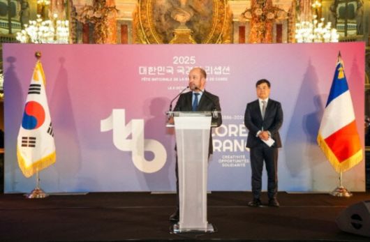 2025년 10월 2일 주프랑스 한국대사관에서 열린 국경일 리셉션에서 로익 에르베 상원부의장이 축사를 하고 있다. 이 자리에서 김병준 주프랑스 대사대리는 수교 140주년 기념 로고와 슬로건을 발표했다.(사진=주프랑스 한국대사관)