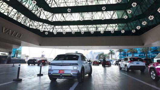 라스베이거스 시내를 주행하는 모셔널 ‘아이오닉 5’ 로보택시(사진=현대차그룹)