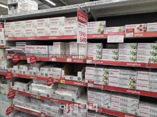 생활용품 매대도 심플러스 제품이 대부분이다. (사진=한전진 기자)