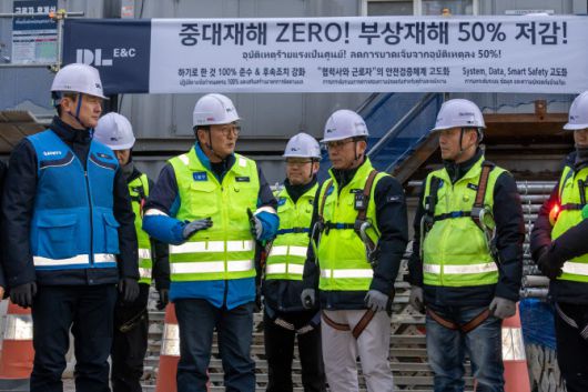 박상신 DL이앤씨 대표(왼쪽 세 번째)가 지난 10일 영동대로 지하공간 복합개발 1공구 건설 현장에서 안전보건 관리 현황을 점검하고 있다. (사진=DL이앤씨)