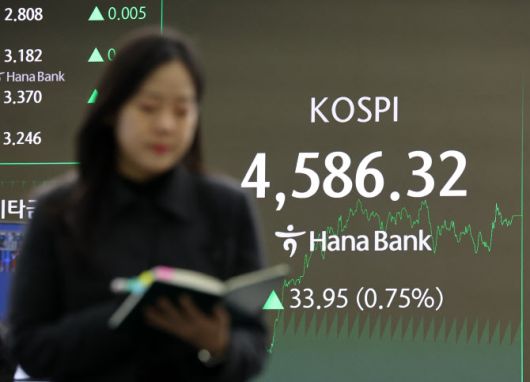 9일 오후 서울 중구 하나은행 딜링룸 전광판에 코스피가 전 거래일 보다 33.95 포인트(0.75%) 오른 4586.32 포인트를 나타내고 있다.(사진=뉴시스)