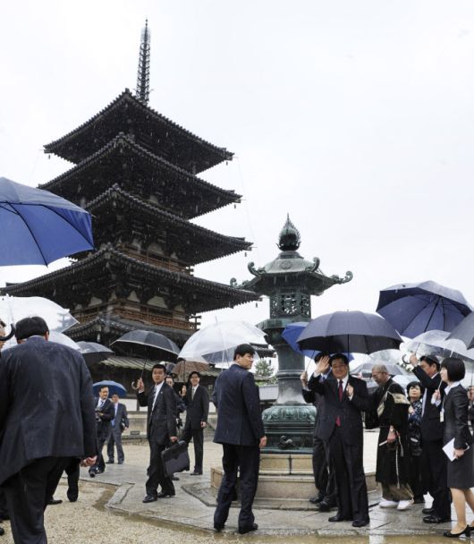 2008년 5월 방일 일정 중 나라현 호류지를 방문한 후진타오 당시 중국 국가주석.(사진=AFP)