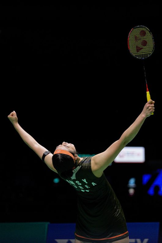 안세영이 말레이시아오픈 우승을 확정지은 뒤 두 팔을 번쩍 들어 포효하고 있다. 사진=AP PHOTO