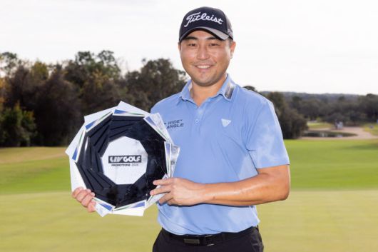 이태훈이 LIV 골프 프로모션에서 1위를 차지한 뒤 환하게 웃으며 트로피를 들어 올리고 있다. (사진=Mike Stobe/LIV Golf)