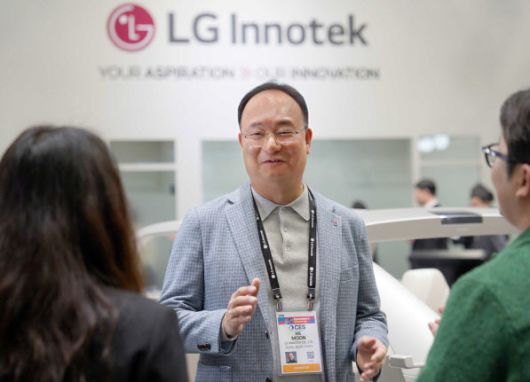 문혁수 LG이노텍 최고경영자(CEO) 사장이 7일(현지시간) 미국 라스베이거스 컨벤션 센터(LVCC) LG이노텍 전시부스에서 직원들과 대화하고 있다.(사진=LG이노텍)