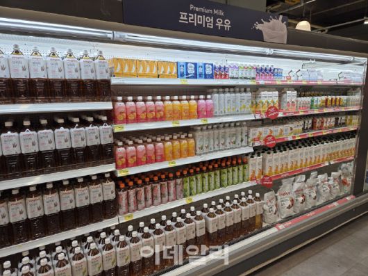 ‘프리미엄 우유’ 코너에 우유보다 심플러스 보리차가 더 많이 진열돼 있다. (사진=한전진 기자)
