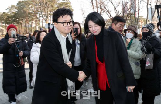 [이데일리 노진환 기자] 한동훈 국민의힘 전 대표가 14일 당 윤리위원회가 본인을 제명 결정한 것과 관련해 입장을 밝히기 위해 국회 소통관으로 향하며 배현진 의원과 악수를 하고 있다.