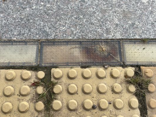 파손된 바닥신호등.(사진=경기도)