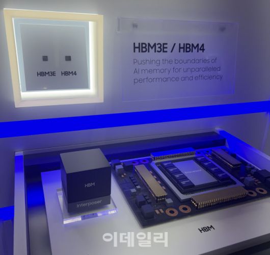 삼성전자가 지난해 10월 22일 서울 강남구 코엑스에서 열린 반도체대전(SEDEX 2025) 부스에서 HBM3E와 HBM4의 실물을 공개했다.(사진=김소연 기자)