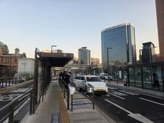 14일 오전 서울 용산구 서울역 택시승강장에 시민들이 택시를 기다리고 있다. (사진=염정인 기자)