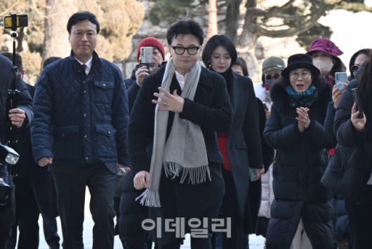 [이데일리 노진환 기자] 한동훈 국민의힘 전 대표가 14일 국회 소통관에서 당 윤리위원회가 본인을 제명 결정한 것과 관련해 입장을 밝히기 위해 기자회견장으로 향하고 있다.