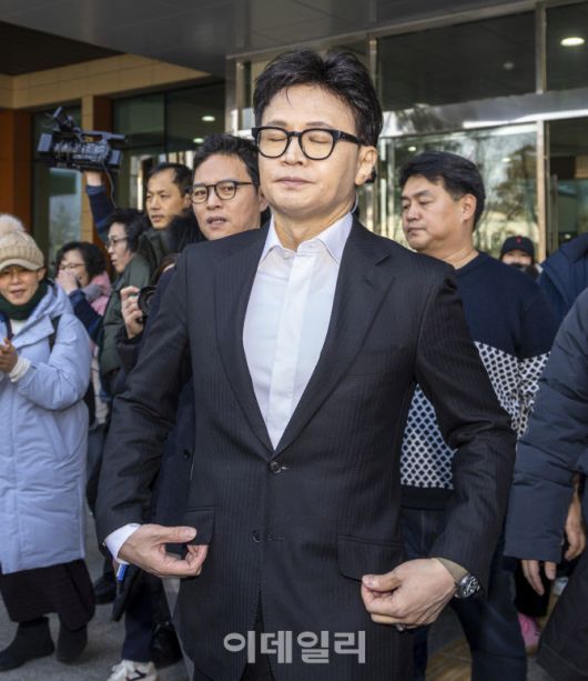 [이데일리 노진환 기자] 한동훈 국민의힘 전 대표가 14일 국회 소통관에서 당 윤리위원회가 본인을 제명 결정한 것과 관련해 입장을 밝힌 뒤 회견장을 떠나고 있다.