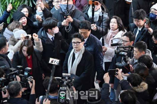 [이데일리 노진환 기자] 한동훈 전 국민의힘 대표가 14일 국회 소통관에 도착해 중앙당 윤리위원회의 제명 처분과 관련해 입장을 밝히기 위해 지지자들의 응원 속에 기자회견장으로 향하고 있다.