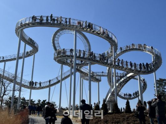 환호공원 스페이스워크 위를 걷고 있는 관광객들.(사진=포항시 제공)