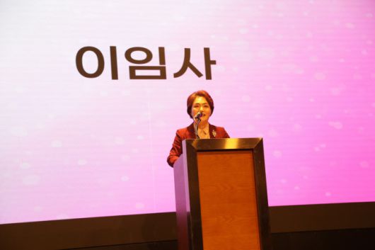 왕미양 한국여성변호사회 13대 회장이 지난 13일 서울 엘타워 그레이스홀에서 열린 제36차 정기총회에서 이임사를 하고 있다. (사진=한국여성변호사회)