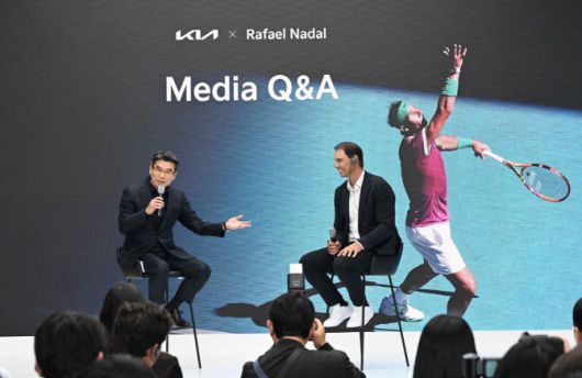 기아 송호성 사장과 라파엘 나달이 파트너십 연장 조인식 미디어 Q&A 세션에서 답변하고 있는 모습. (사진=기아)