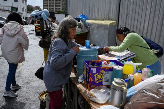 베네수엘라 정부가 수감자 석방을 진행하는 가운데, 인권단체와 수감자 가족들에 따르면 석방 절차가 더디게 진행되고 있다. 14일(현지시간) 수감자 가족들이 베네수엘라 카라카스의 한 구금센터 밖에서 대기하고 있다. (사진=로이터)