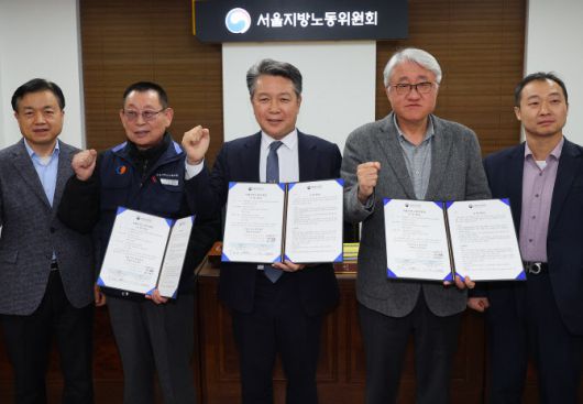 15일 서울지방노동위원회에서 열린 특별조정위원회 2차 사후 조정회의에 박점곤 서울시버스노동조합 위원장(왼쪽 두번째)과 사측인 김정환 서울시버스운송사업조합 이사장(왼쪽 네번째)이 노사 합의를 마치고 기념촬영을 하고 있다.(사진=연합뉴스)