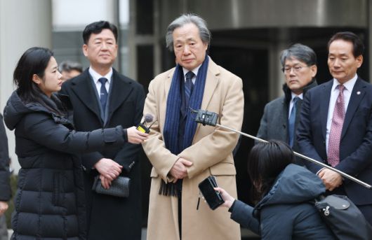 정기석 국민건강보험공단 이사장이 15일 서울 서초구 서울고등법원에서 주요 담배회사들을 상대로 제기한 대규모 손해배상 청구 소송 2심 패소에 대해 발언하고 있다. (사진=연합뉴스)