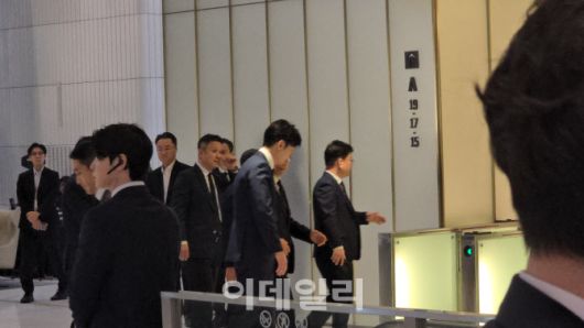 신유열 롯데지주 미래성장실장 부사장이 노준형 롯데지주 대표이사 사장과 대화를 나누며 이동하고 있다. (사진=김지우 기자)