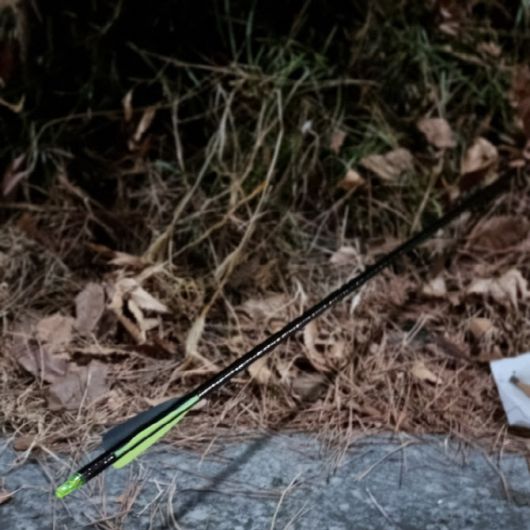 실제 날아와 꽂힌 화살 (사진=피해자 제공)