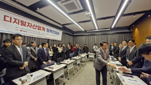 김상훈 국민의힘 의원이 14일 디지털자산 거래소 임원들과 인사를 하고 있다. 두나무(업비트), 빗썸, 코인원, 코빗, 스트리미(고팍스)가 참여하는 디지털자산거래소 공동협의체(DAXA, 닥사)는 지난 13일 입장문에서 인위적으로 민간기업의 소유구조를 변경하려는 시도는 자생적으로 성장해 온 디지털자산 산업의 근간을 흔드는 조치라며 디지털자산 산업의 위축시킬 것이라고 밝혔다. (사진=최훈길 기자)