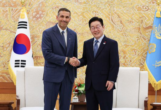 이재명 대통령이 15일 청와대에서 아랍에미리트(UAE) 칼둔 칼리파 알 무바라크 아부다비 행정청장과 접견 전 기념촬영을 하고 있다.(사진=연합뉴스)