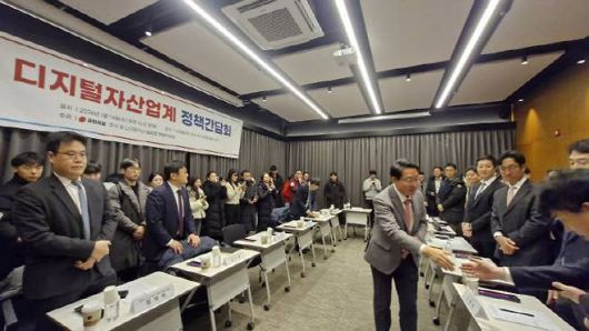 국민의힘 주식 및 디지털자산 밸류업 특위 위원장을 맡고 있는 국회 정무위 김상훈 의원은 14일 오전 서울 서초구 드림플러스 강남에 위치한 DAXA(디지털자산거래소 공동협의체) 컨퍼런스룸에서 열린 정책간담회에서 강제적인 지분 분산 자체가 책임 소재를 모호하게 하고 자본의 해외 지출이라든지 여러 가지 부작용이 있을 수 있다고 말했다. 이날 간담회에는 두나무빗썸코인원코빗고팍스 등 5대 디지털자산 거래소, DAXA 및 카카오페이, 토스 등이 참석했다. (사진=최훈길 기자)