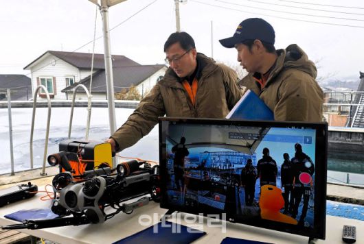 구조대원들이 수중드론을 살펴보고 있다.(사진=경기도북부소방재난본부 제공)