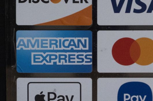 신용카드사 스티커가 한 상점에 붙어 있다. (사진=AFP)