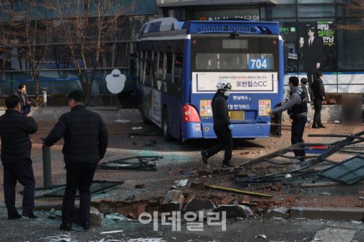 16일 서울 서대문역 인근에서 시내버스가 건물로 돌진하는 사고가 발생했다. (사진= 이영훈 기자)