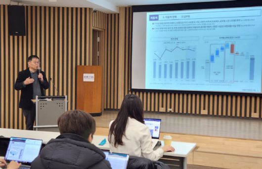 양진수 현대자동차그룹 HMG경영연구원 모빌리티산업연구실장이 16일 서울 서초동 자동차회관에서 열린 한국자동차기자협회 신년 세미나에서 발표하고있다. (사진=이데일리 이배운 기자)