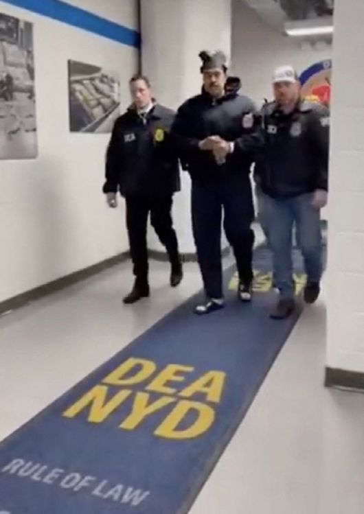 지난 3일(현지시간) 베네수엘라에서 체포된 니콜라스 마두로(가운데) 대통령이 미국 뉴욕 맨해튼 남부 마약단속국 본부에서 내부로 들어가고 있다. (사진=AFP)