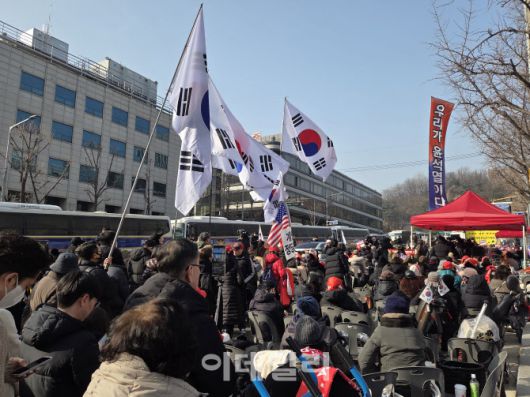 서울 서초구 서울중앙지방법원 인근에서 윤 전 대통령 지지자들이 태극기와 깃발을 흔들며 1심 선고를 지켜보고 있다.((사진=김현재 기자)