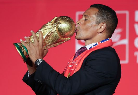 지우베르투 시우바가 16일 서울 용산구 CGV용산에서 열린 피파 월드컵 북중미 2026 트로피 투어에서 트로피에 키스하고 있다. 사진=연합뉴스