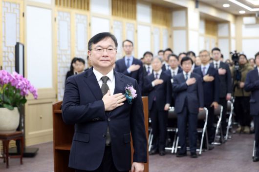 박영재 신임 법원행정처장이 16일 서울 서초구 대법원에서 열린 취임식에서 국기에 대한 경례를 하고 있다. (사진=대법원)