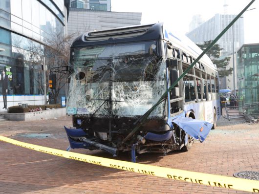 16일 오후 서울 서대문역 사거리에서 인도로 돌진해 건물과 충돌한 버스가 견인되고 있다 (사진=연합뉴스)