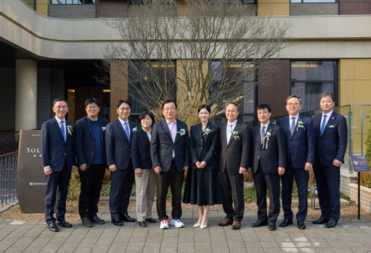 지난 15일 열린 신한라이프케어의 쏠라체 홈 미사 오픈 기념식에서 이현재 하남시장(왼쪽에서 다섯 번째), 진옥동 신한금융그룹회장(오른쪽에서 네 번째), 김철주 생명보험협회장(오른쪽에서 세 번째)이 주요 내외빈과 함께 기념 촬영을 하고 있다. 사진=신한라이프 제공