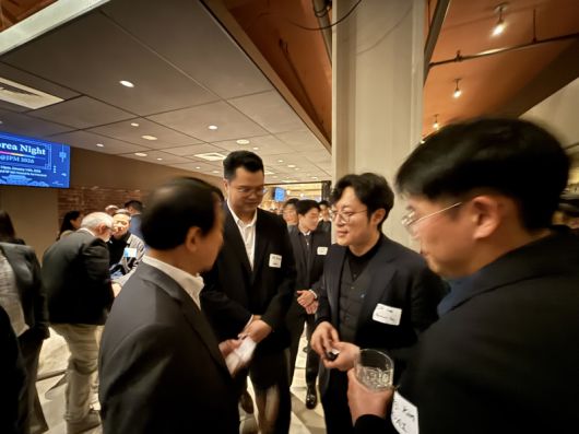 서진석 셀트리온 대표가 코리아 나이트에서 이대승 포트래이 대표, 이병건 플래그십파이오니어링 한국고문과 얘기하고 있다.(사진=임정요 기자)