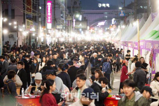 구미 라면축제와 김천 김밥축제가 경북도 최우수 축제에 선정됐다. 사진은 2025년 열린 구미 라면축제 모습.(사진=경북도 제공)